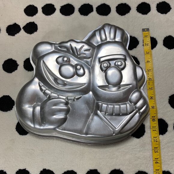 Bert & Ernie Cake Pan Wilton Sesame Street Muppets Vintage 1970s Retro Baking - Picture 5 of 6